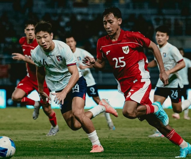 Gelandang Timnas Indonesia Beckham Putra mencoba melewati hadangan pemain Taiwan, Jumat (5/9/2025). [Instagram @timnas.indonesia]